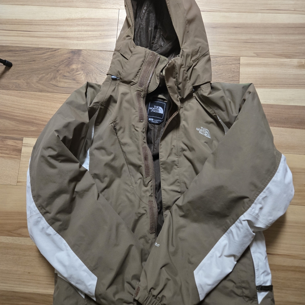 The North Face Women's Tan and White Ski Jacket
